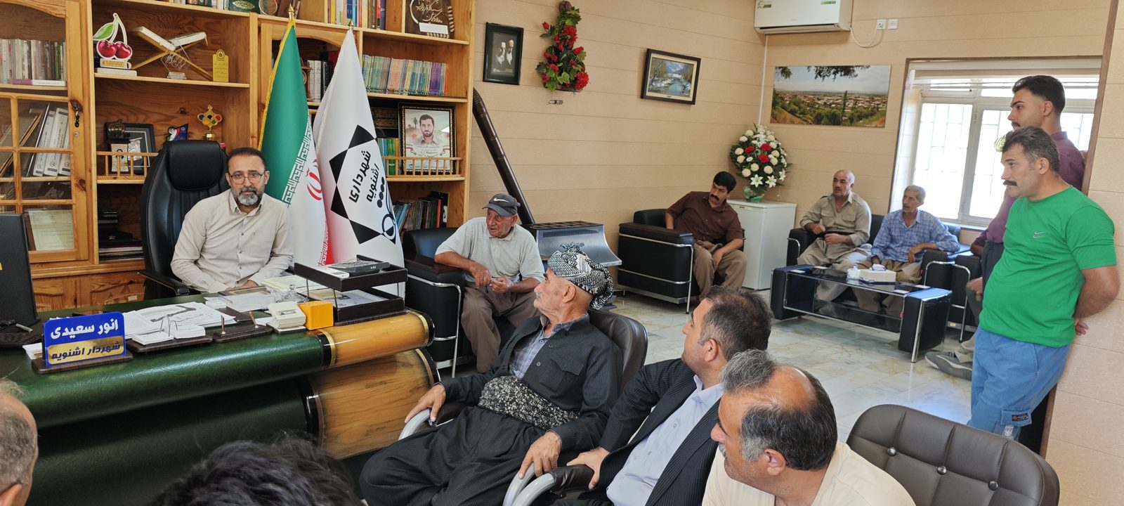 ملاقات مردمی شهردار اشنویه؛ شنیدن بی‌واسطه مطالبات شهروندان و پیگیری درخواست‌ها