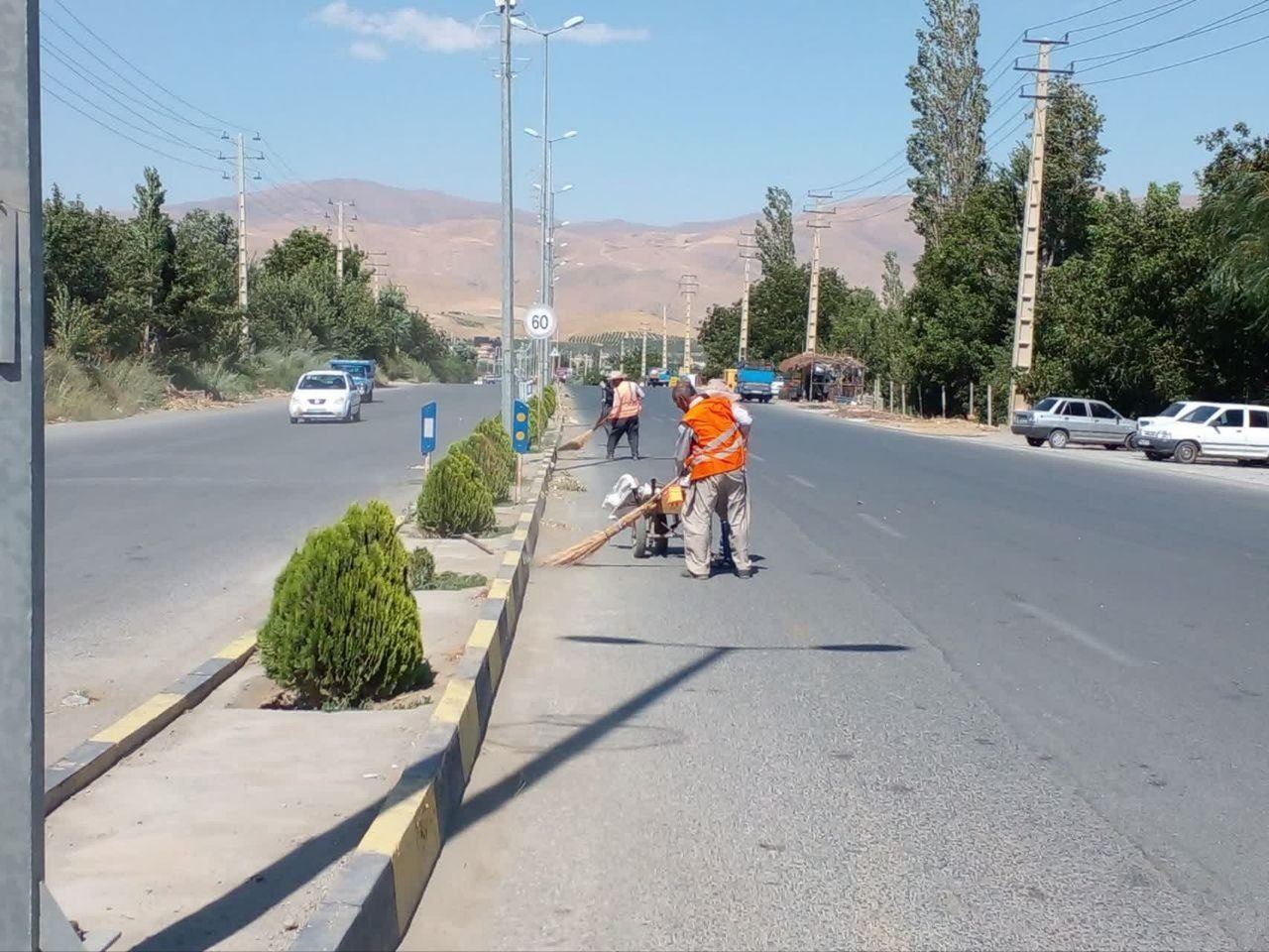 تلاش پاکبانان شهرداری اشنویه برای پاکیزگی و آراستگی معابر شهری