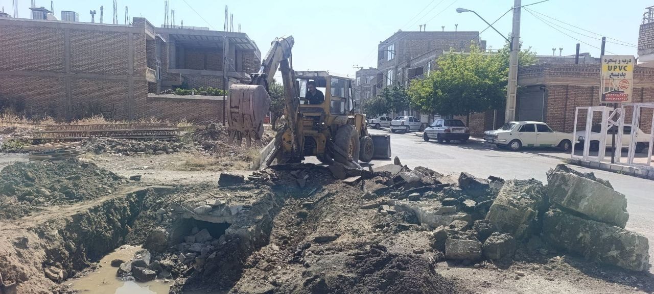 توسعه زیرساخت‌های شهری اشنویه؛ اجرای عملیات جدول‌گذاری در مسیر جاده کوروش‌آباد