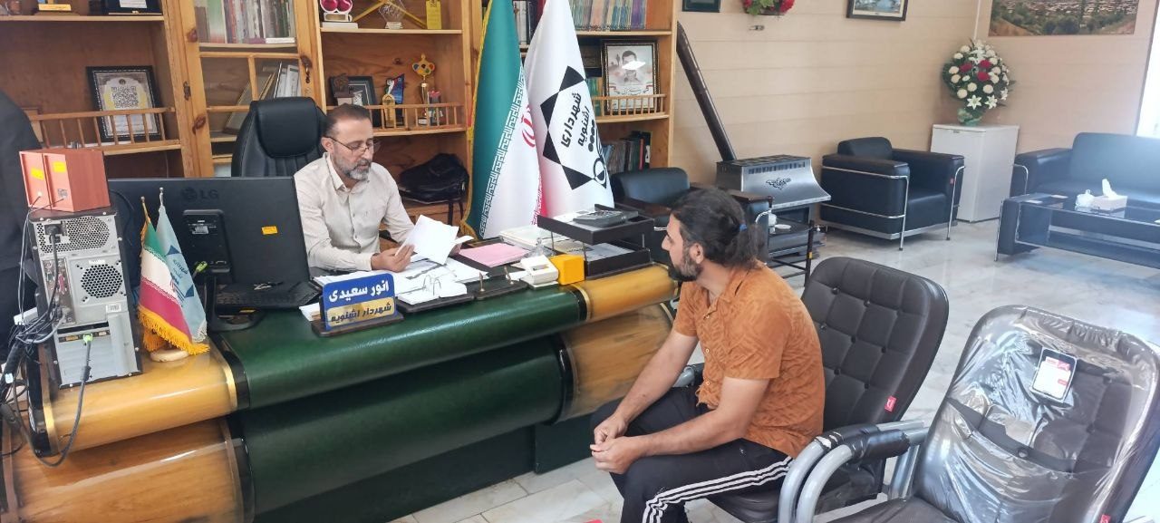 ملاقات مردمی شهردار اشنویه؛ شنیدن بی‌واسطه مطالبات شهروندان و پیگیری درخواست‌ها