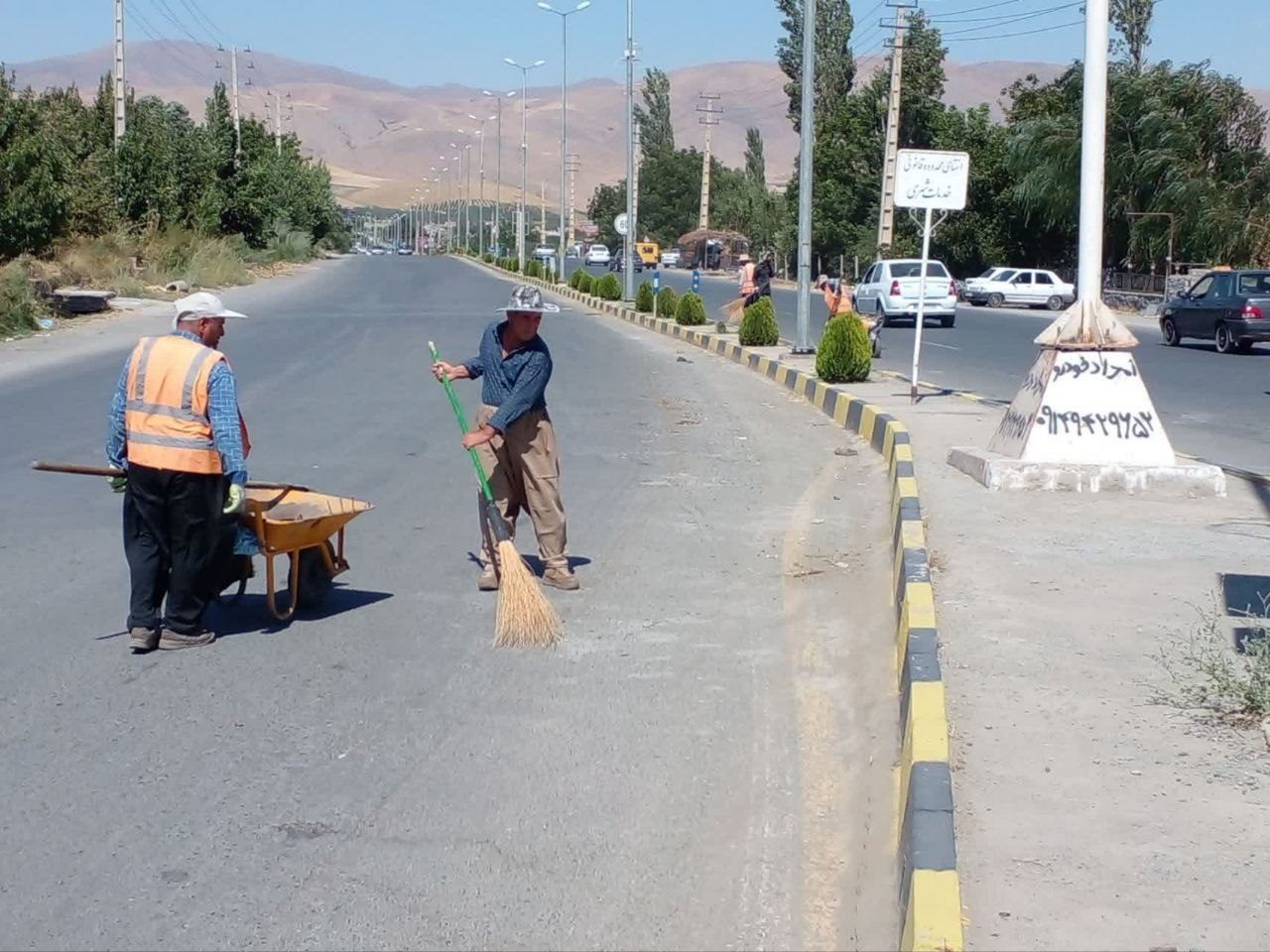 تلاش پاکبانان شهرداری اشنویه برای پاکیزگی و آراستگی معابر شهری
