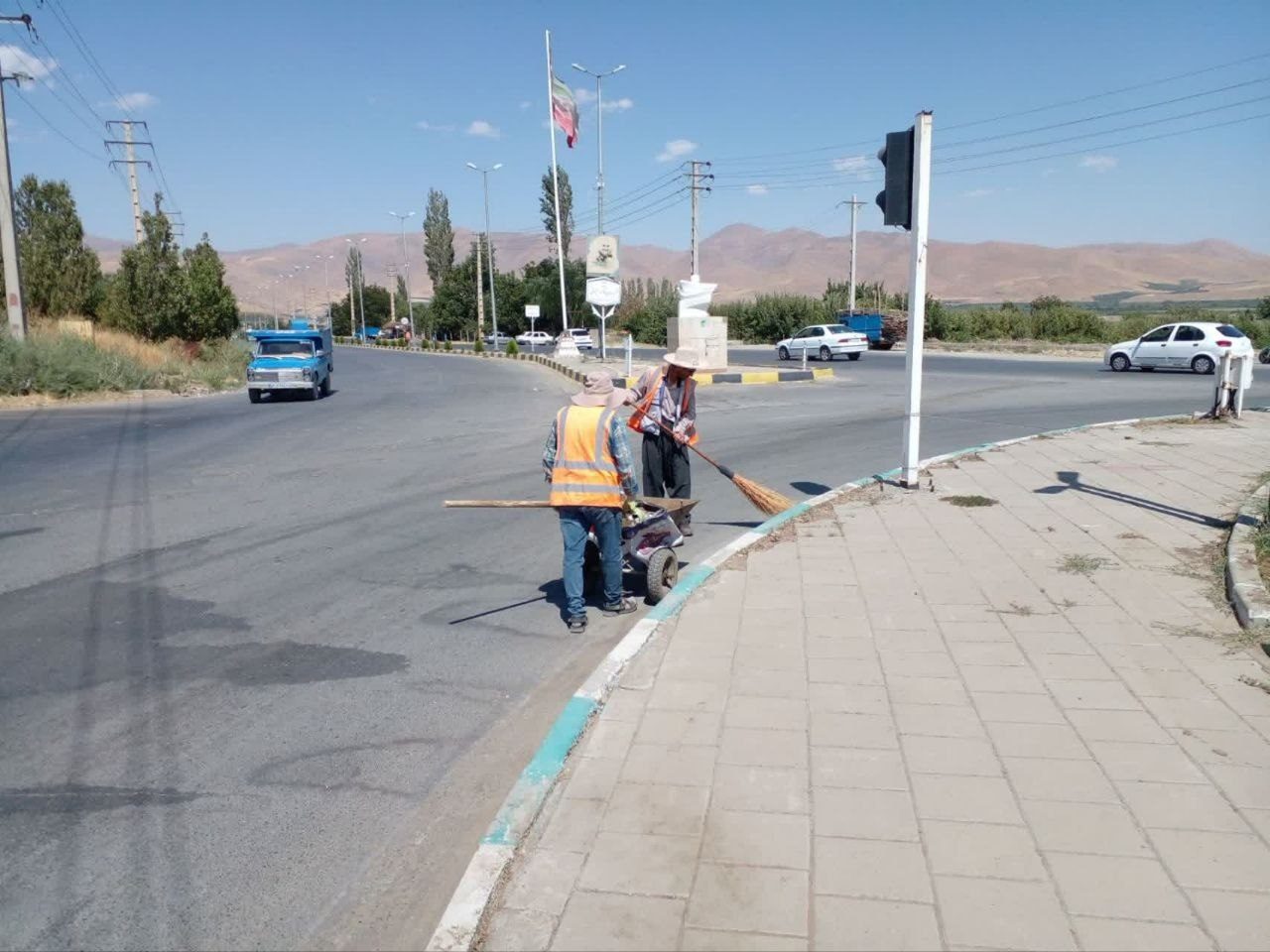 تلاش پاکبانان شهرداری اشنویه برای پاکیزگی و آراستگی معابر شهری