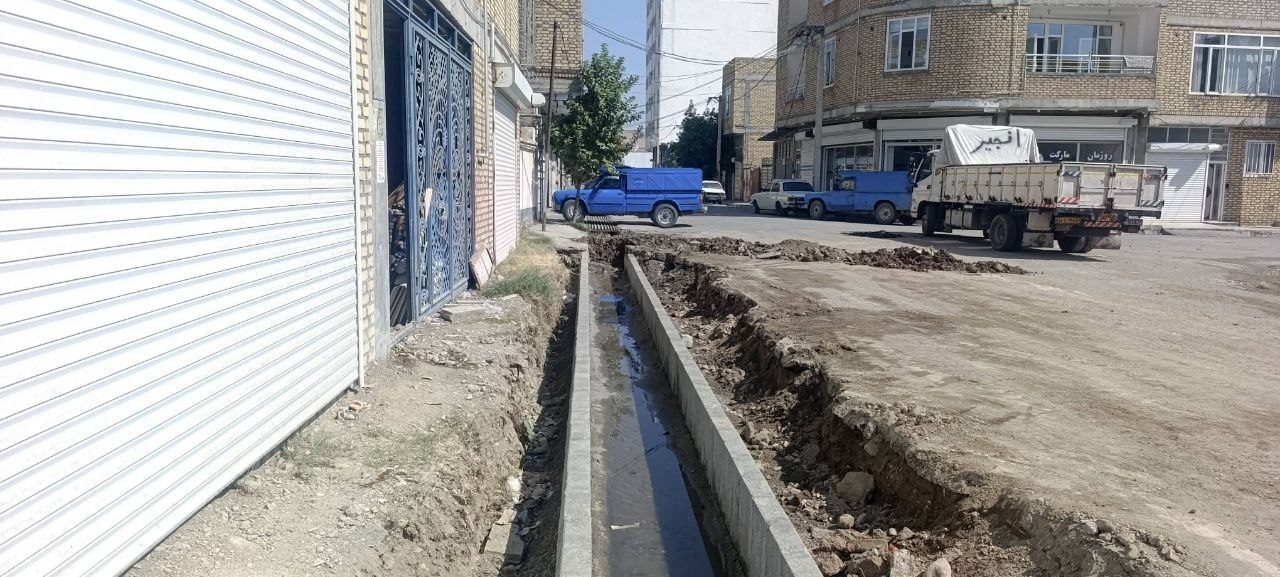 توسعه زیرساخت‌های شهری اشنویه؛ اجرای عملیات جدول‌گذاری در مسیر جاده کوروش‌آباد