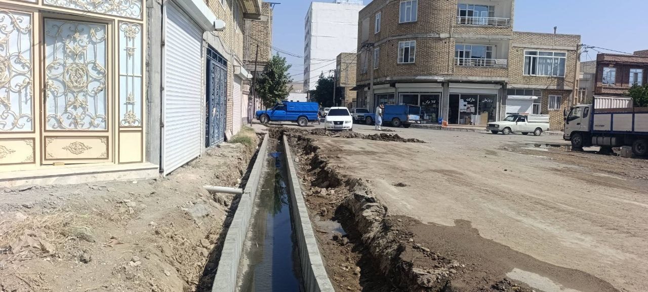 توسعه زیرساخت‌های شهری اشنویه؛ اجرای عملیات جدول‌گذاری در مسیر جاده کوروش‌آباد