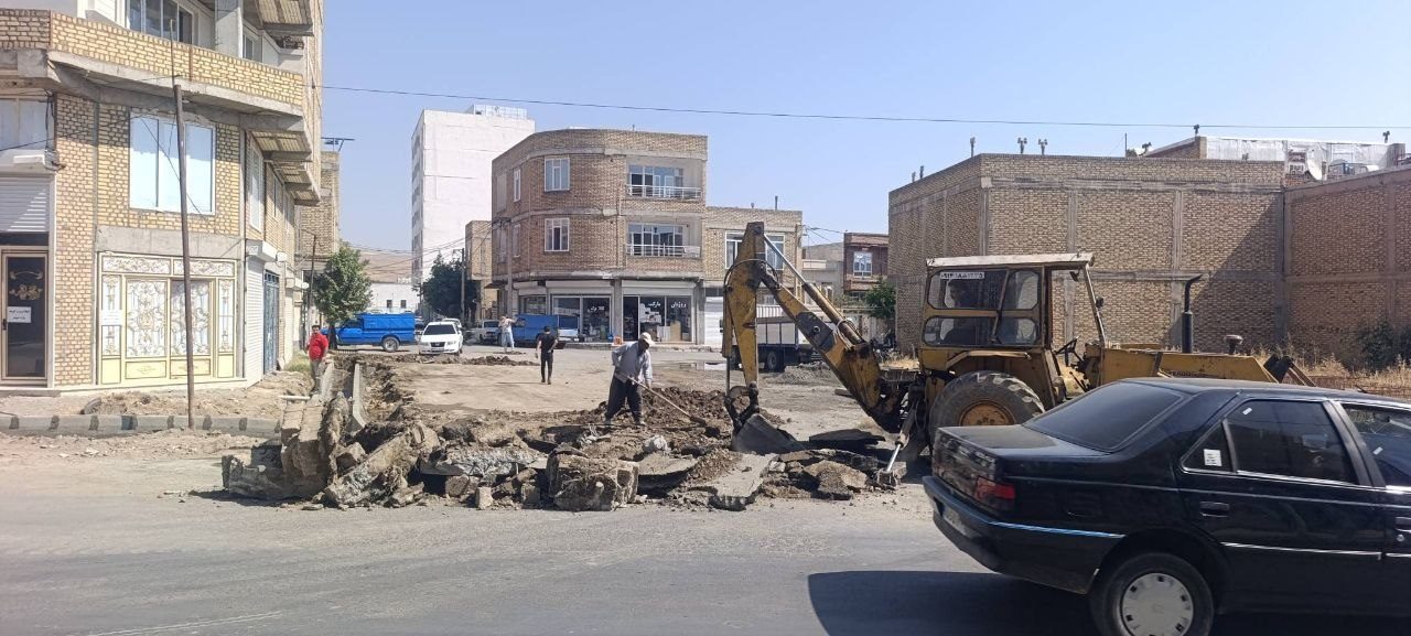 توسعه زیرساخت‌های شهری اشنویه؛ اجرای عملیات جدول‌گذاری در مسیر جاده کوروش‌آباد