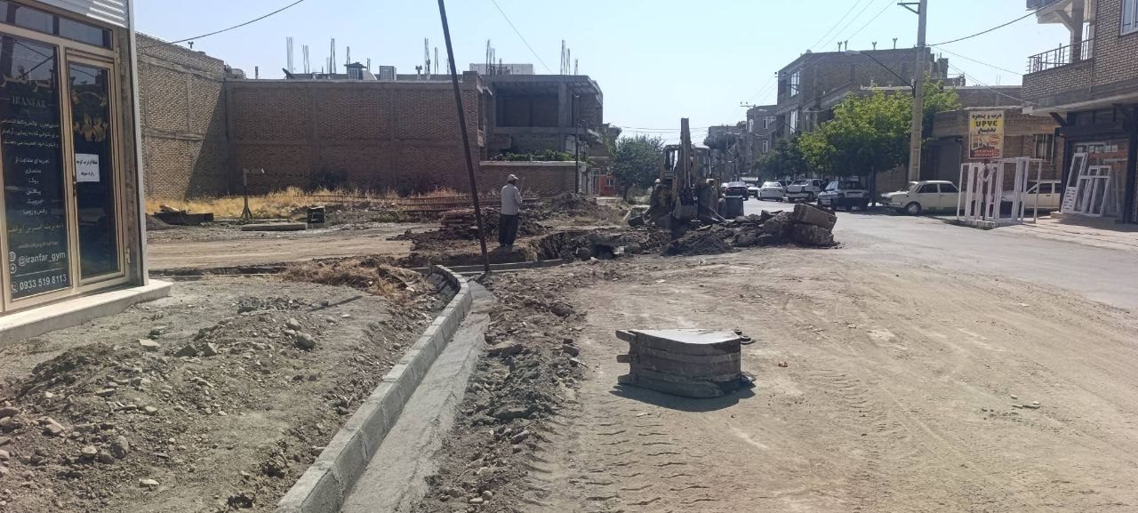 توسعه زیرساخت‌های شهری اشنویه؛ اجرای عملیات جدول‌گذاری در مسیر جاده کوروش‌آباد