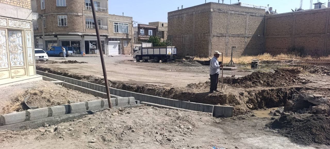 توسعه زیرساخت‌های شهری اشنویه؛ اجرای عملیات جدول‌گذاری در مسیر جاده کوروش‌آباد