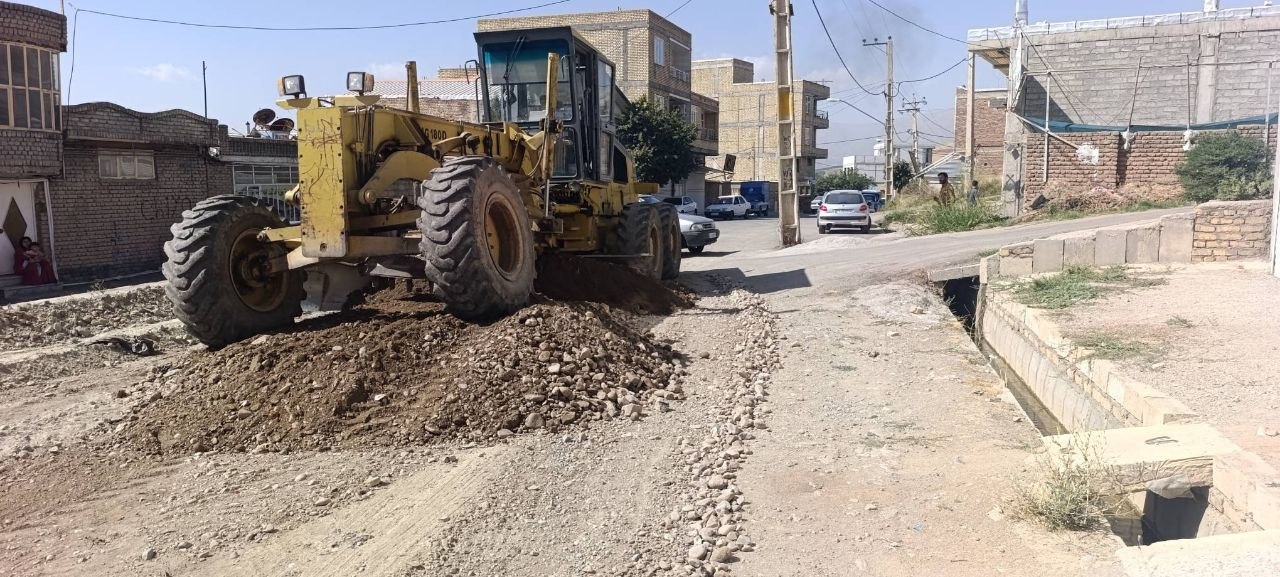 شن‌ریزی در محله مجیدآباد؛ گامی برای بهبود معابر شهرنشین