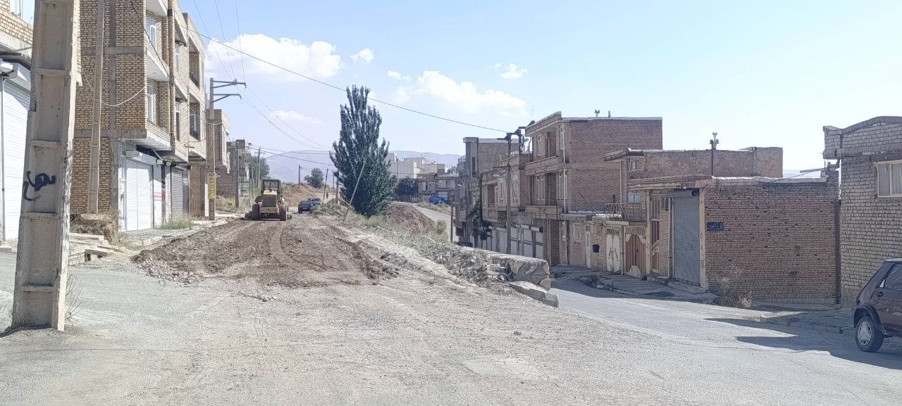 شن‌ریزی در محله مجیدآباد؛ گامی برای بهبود معابر شهرنشین
