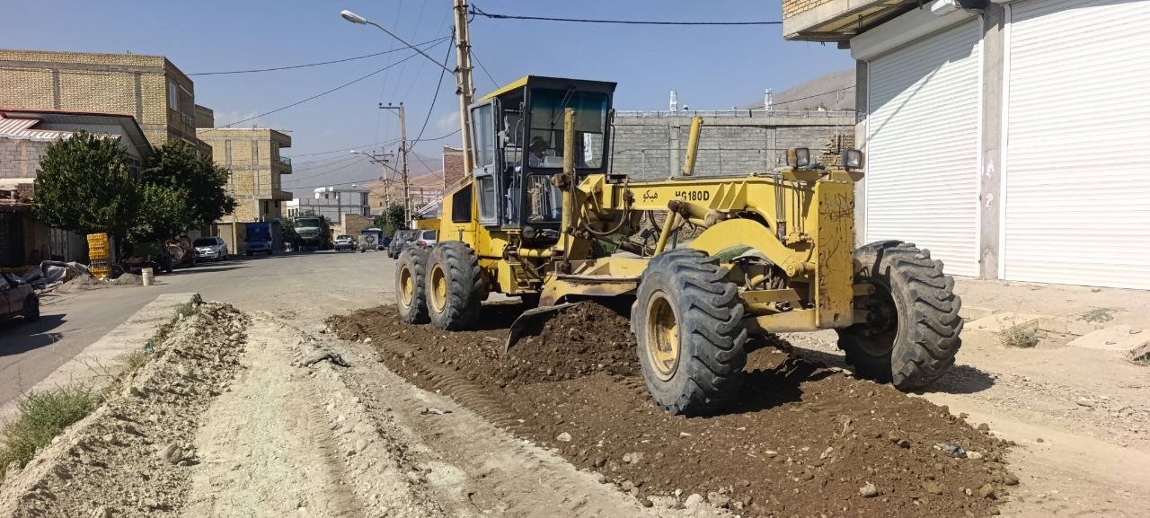 شن‌ریزی در محله مجیدآباد؛ گامی برای بهبود معابر شهرنشین