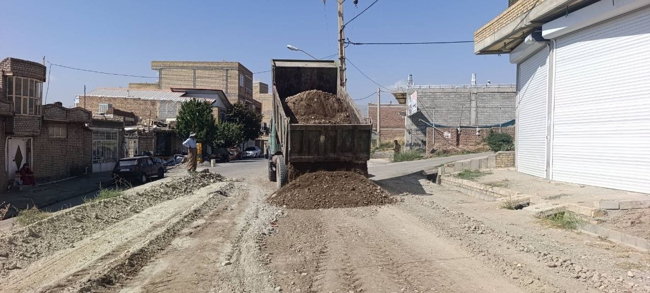شن‌ریزی در محله مجیدآباد؛ گامی برای بهبود معابر شهرنشین