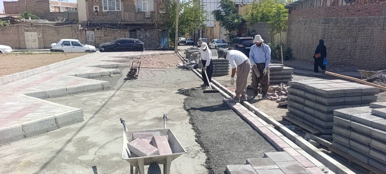 پلاک‌گذاری و آبادانی در محله کاظمیان؛ گامی نو در بهبود بافت شهری