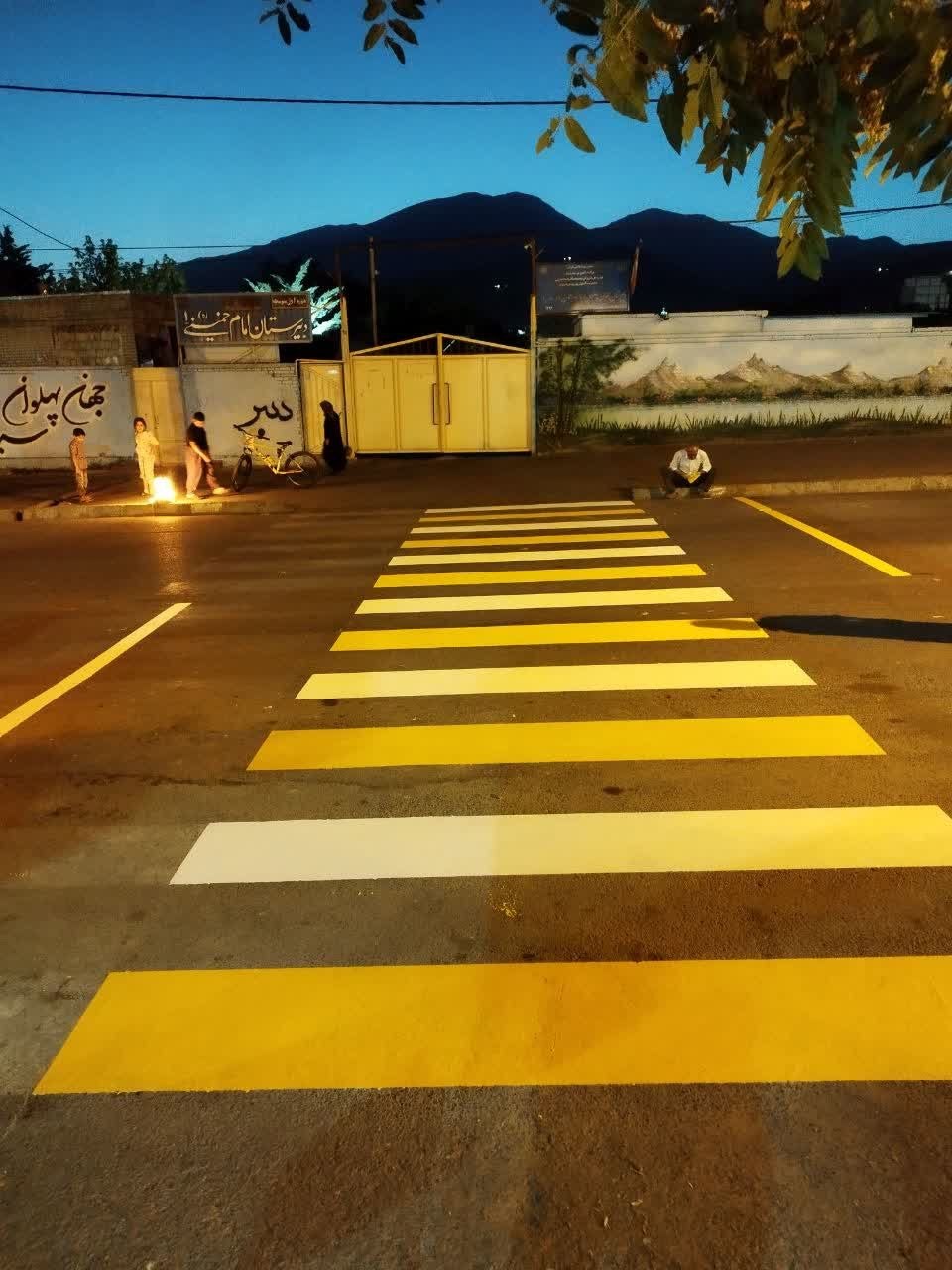 ادامهٔ عملیات رنگ‌آمیزی معابر مدارس در آستانه مهر