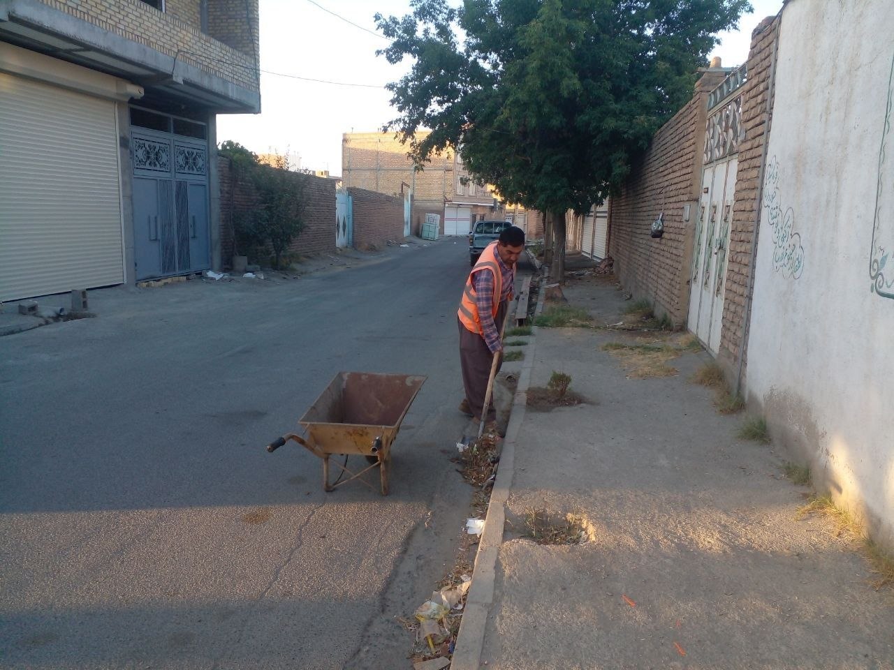پاکسازی و ساماندهی کوچه جنب بانک تجارت توسط خدمات شهری اشنویه