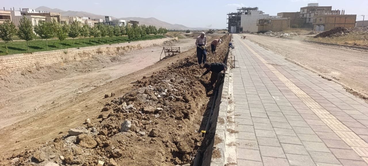 پیشرفت فاز چهارم پارک ساحلی اشنویه: زیرسازی و شبکه آبیاری فضای سبز