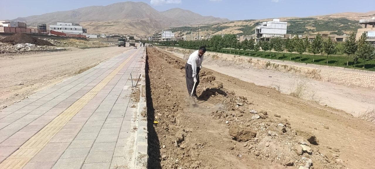 پیشرفت فاز چهارم پارک ساحلی اشنویه: زیرسازی و شبکه آبیاری فضای سبز