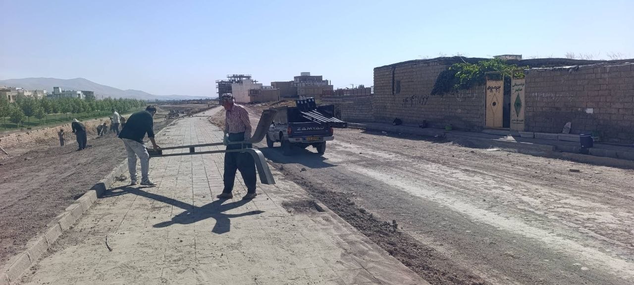 شروع نصب پایه‌های روشنایی در محور ساحلی فاز چهارم