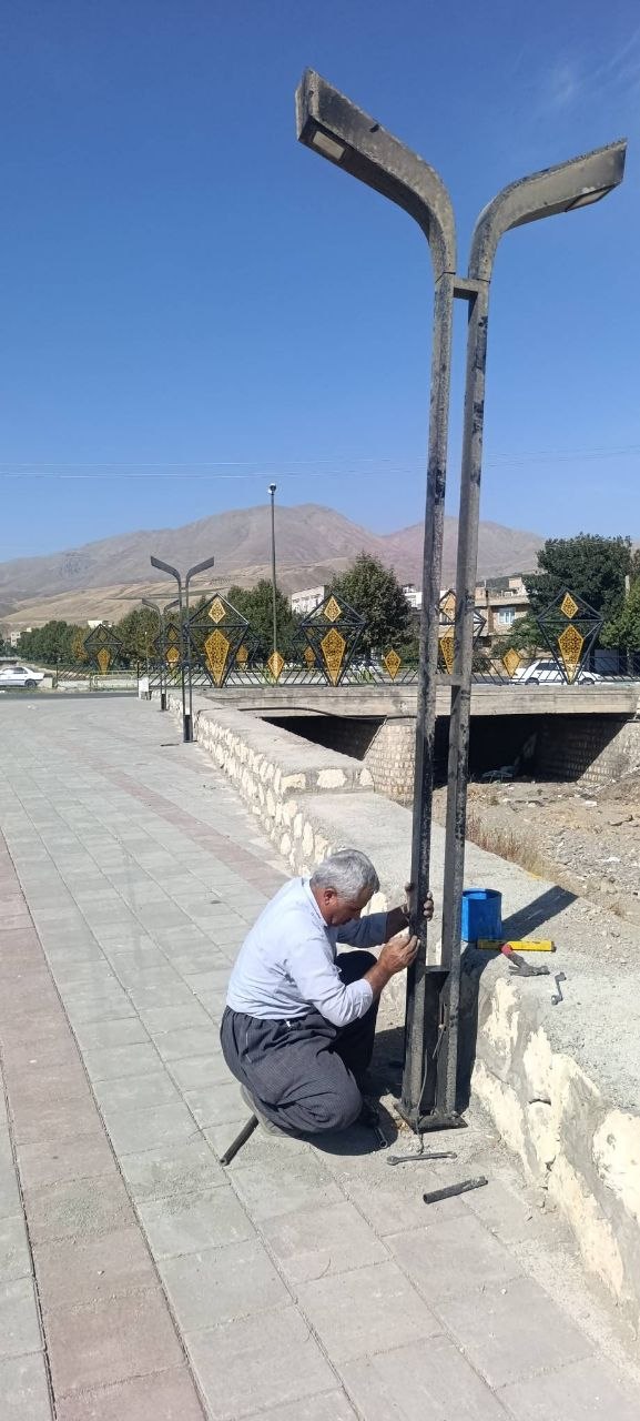 شروع نصب پایه‌های روشنایی در محور ساحلی فاز چهارم