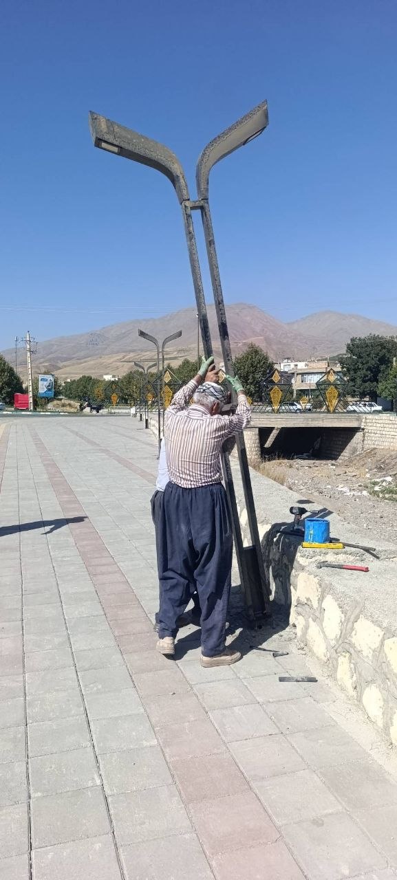 شروع نصب پایه‌های روشنایی در محور ساحلی فاز چهارم