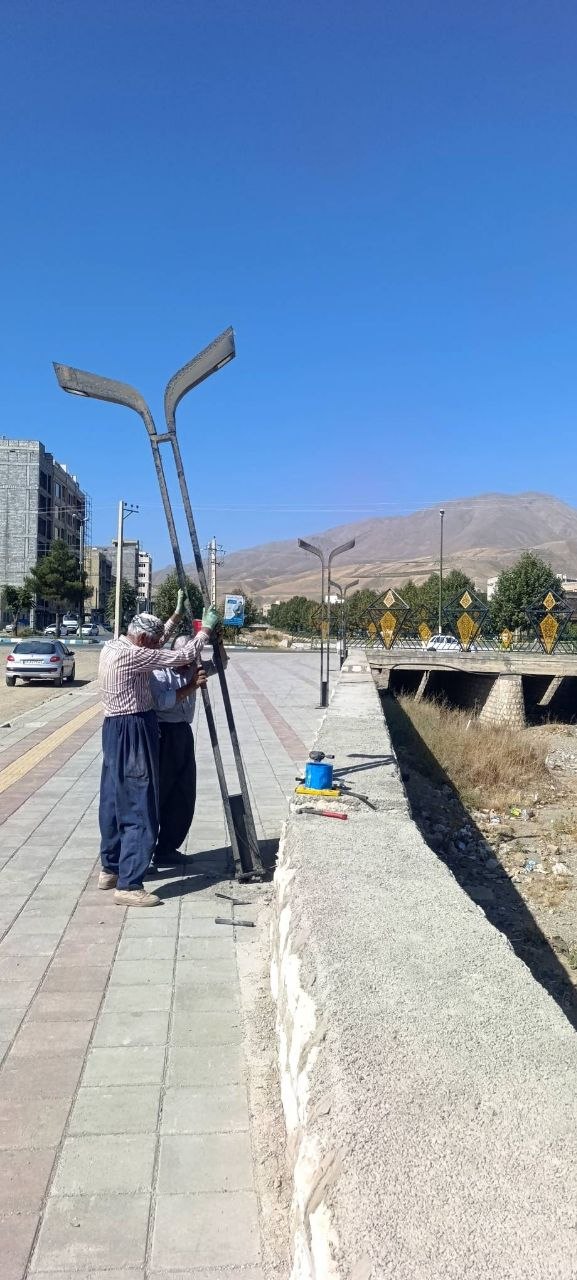 شروع نصب پایه‌های روشنایی در محور ساحلی فاز چهارم