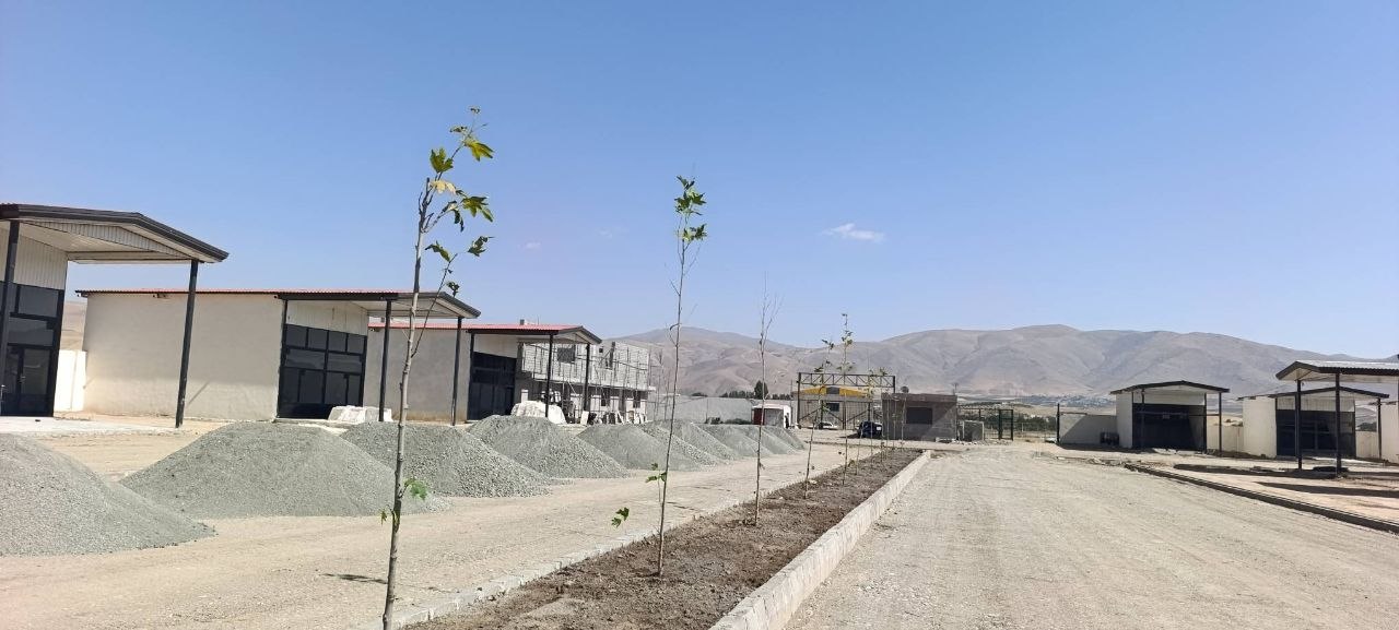 کاشت درختان و ایجاد فضای سبز در محوطه پایانه صادراتی میدان میوه و تره‌بار اشنویه