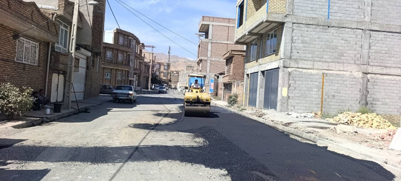 بهسازی و ترمیم آسفالت کمربندی شهید مطهری توسط شهرداری اشنویه