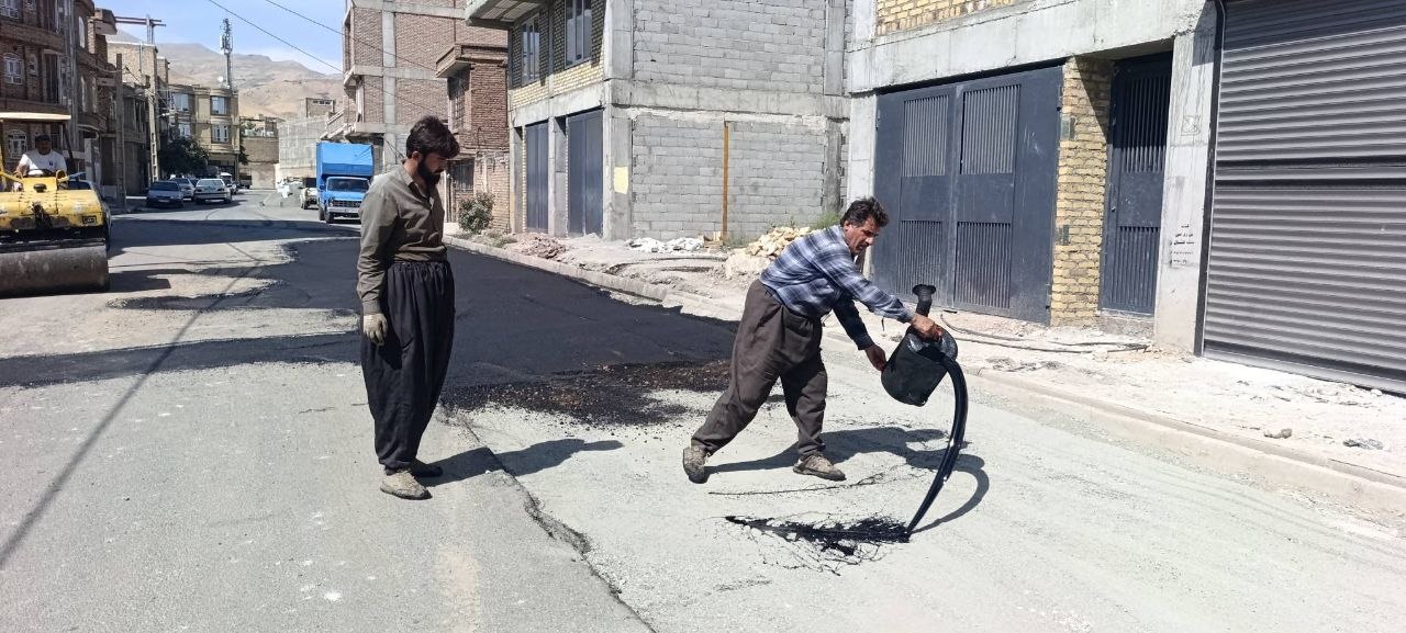 بهسازی و ترمیم آسفالت کمربندی شهید مطهری توسط شهرداری اشنویه