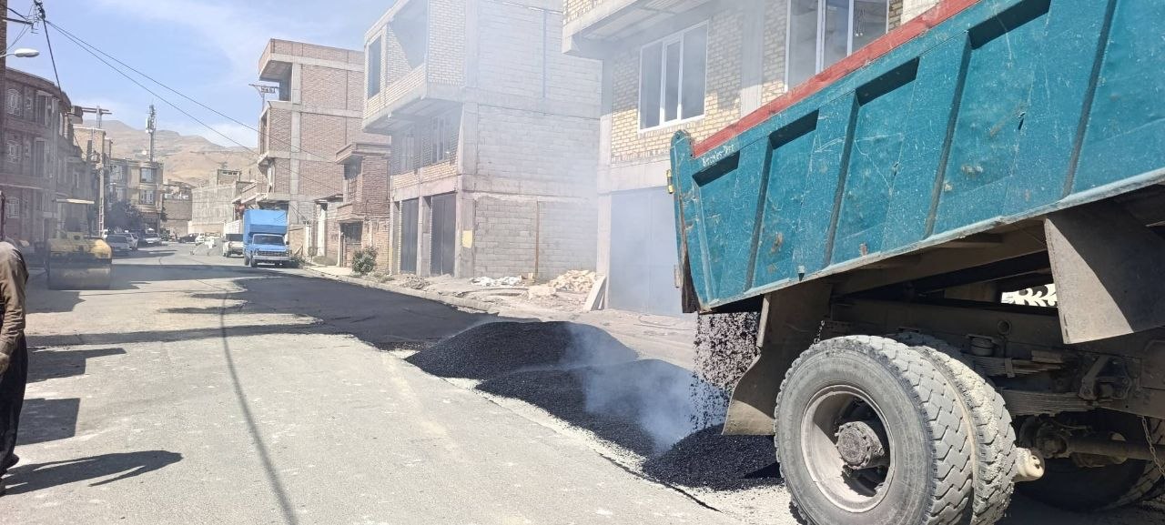بهسازی و ترمیم آسفالت کمربندی شهید مطهری توسط شهرداری اشنویه
