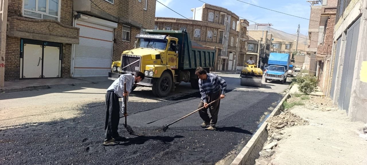 بهسازی و ترمیم آسفالت کمربندی شهید مطهری توسط شهرداری اشنویه