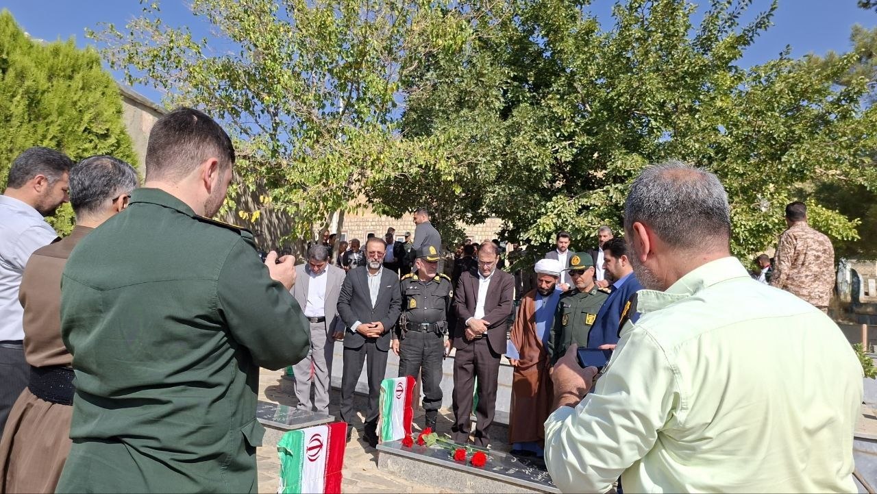 آیین فاتحه‌خوانی و گل‌افشانی مزار شهدای شهرستان اشنویه به مناسبت هفته دفاع مقدس