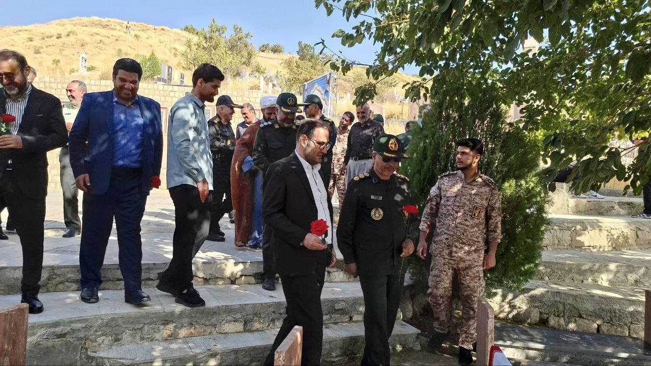 آیین فاتحه‌خوانی و گل‌افشانی مزار شهدای شهرستان اشنویه به مناسبت هفته دفاع مقدس