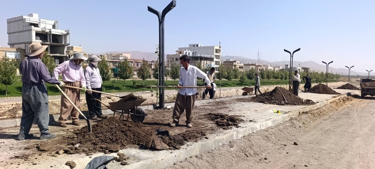 ادامه کارهای عمران و توسعه فضای سبز در فاز چهارم خیابان ساحلی اشنویه