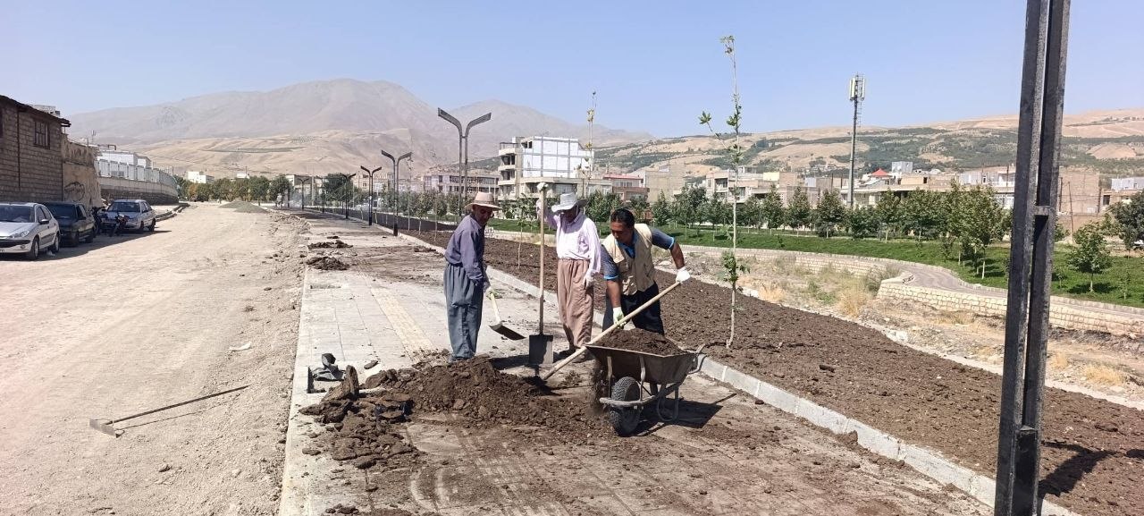 ادامه کارهای عمران و توسعه فضای سبز در فاز چهارم خیابان ساحلی اشنویه