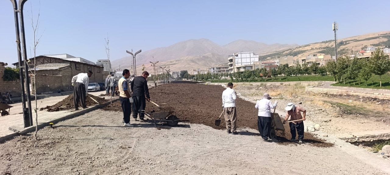 ادامه کارهای عمران و توسعه فضای سبز در فاز چهارم خیابان ساحلی اشنویه