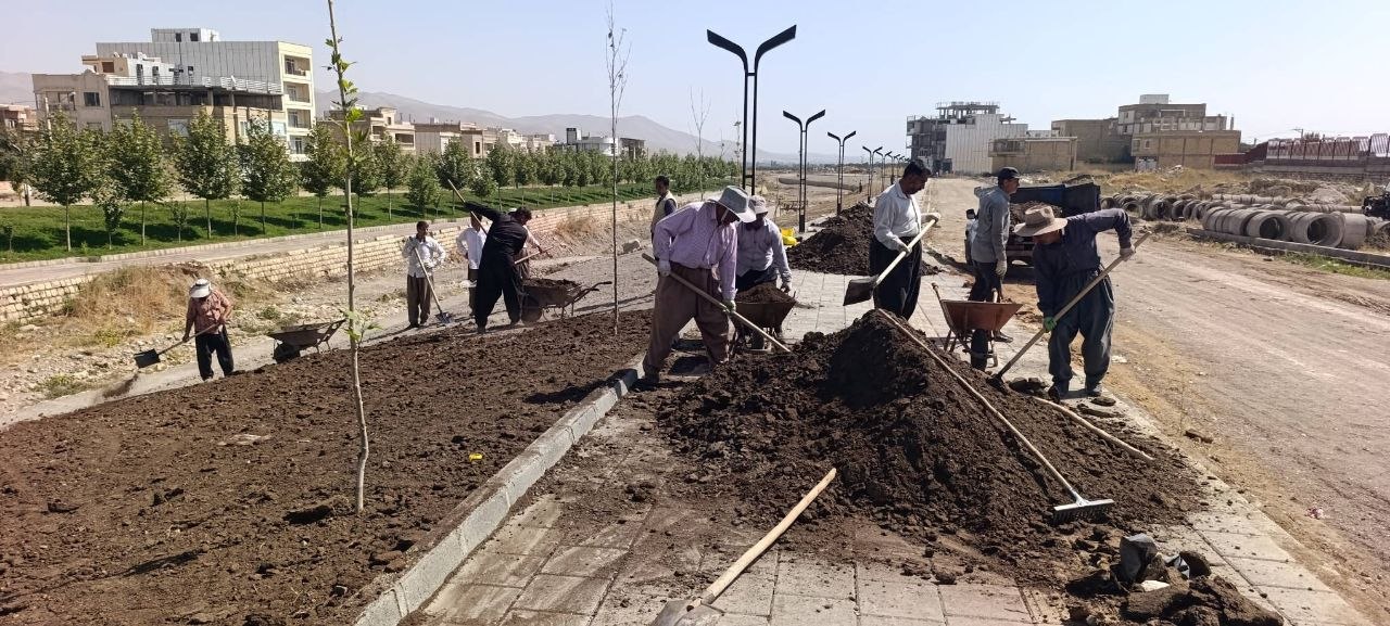 ادامه کارهای عمران و توسعه فضای سبز در فاز چهارم خیابان ساحلی اشنویه