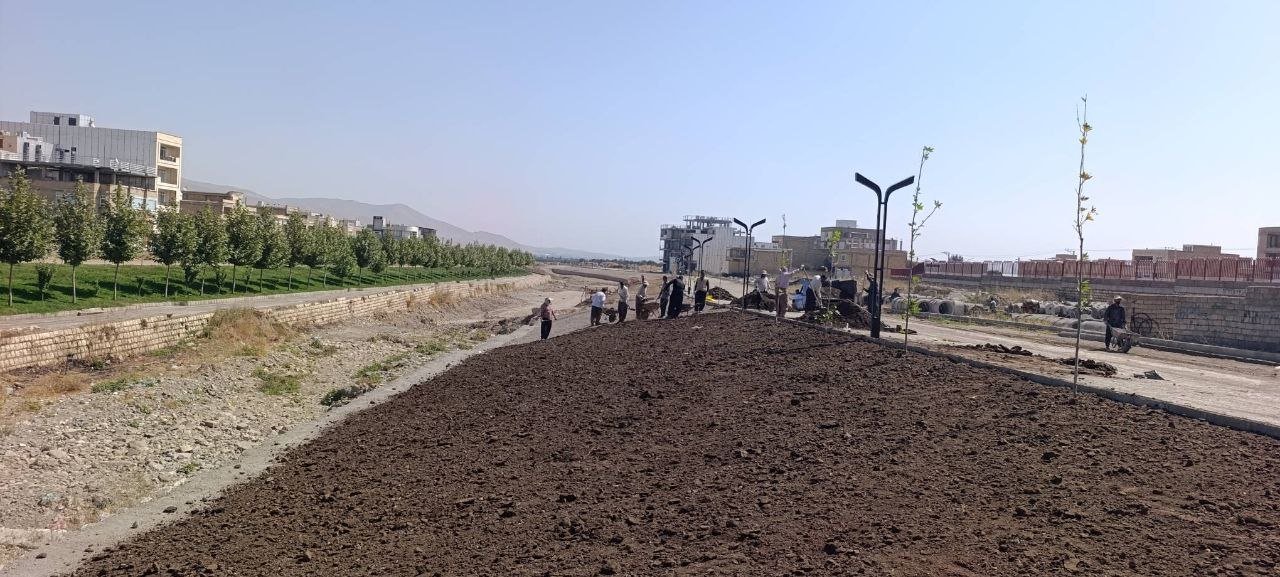 ادامه کارهای عمران و توسعه فضای سبز در فاز چهارم خیابان ساحلی اشنویه