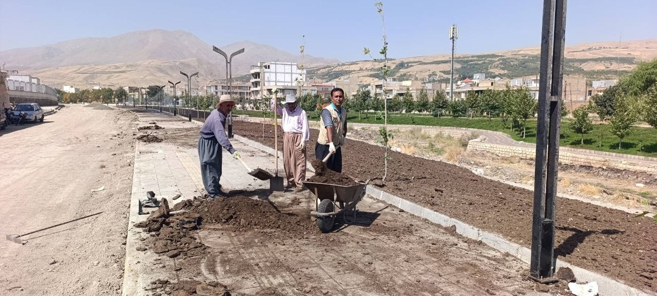 ادامه کارهای عمران و توسعه فضای سبز در فاز چهارم خیابان ساحلی اشنویه