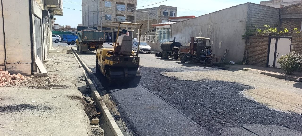 بهسازی و ترمیم آسفالت کمربندی شهید مطهری توسط شهرداری اشنویه