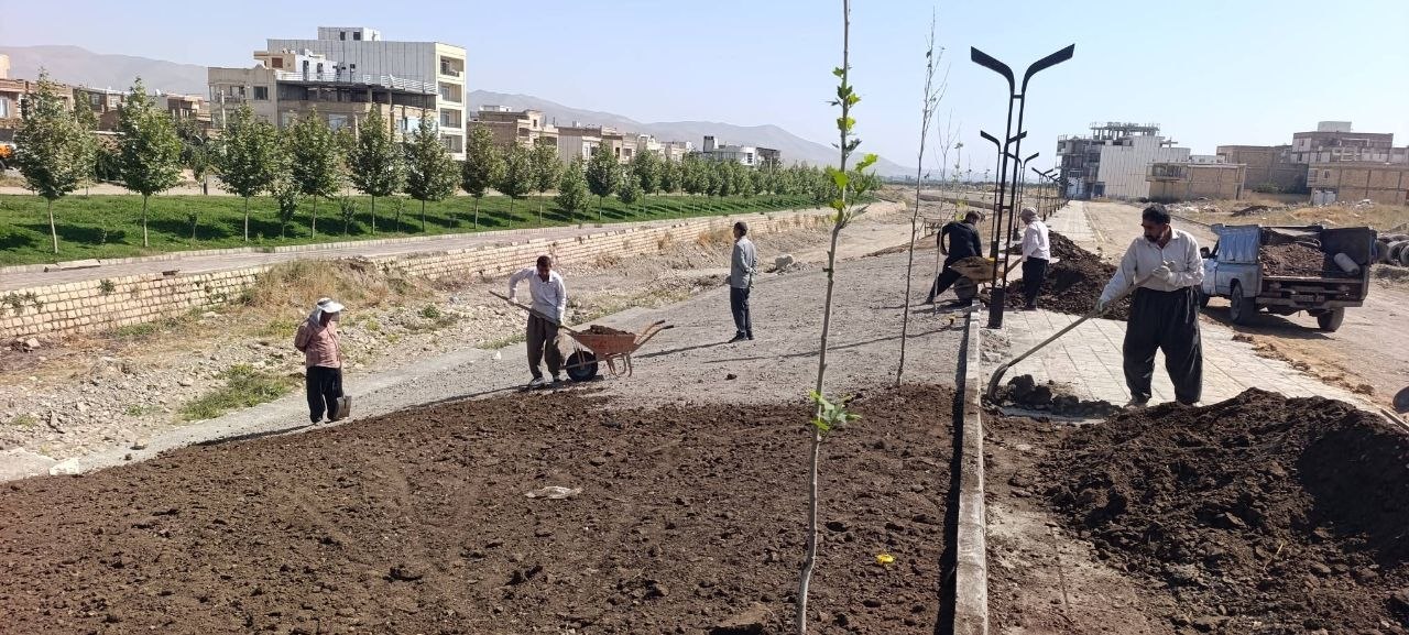 ادامه کارهای عمران و توسعه فضای سبز در فاز چهارم خیابان ساحلی اشنویه