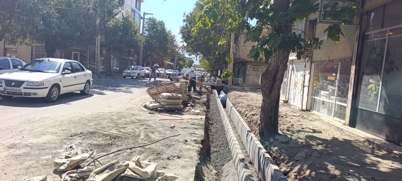 جدول‌گذاری خیابان بعثت در اشنویه به صورت پیوسته ادامه دارد
