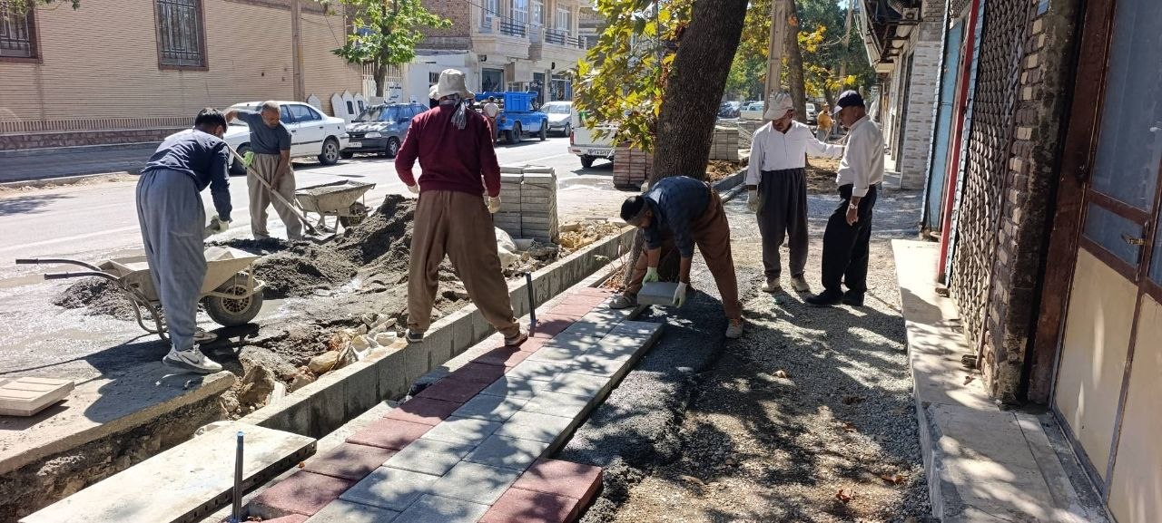 نصب پلاک‌های بتنی در خیابان بعثت؛ گامی در ساماندهی منظر شهری اشنویه