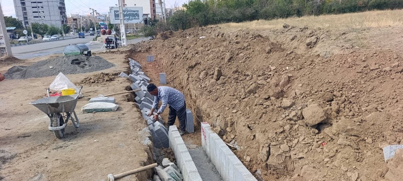 استانداردسازی و جدول‌گذاری بلوار بسیج به‌عنوان ورودی اصلی شهر ادامه دارد